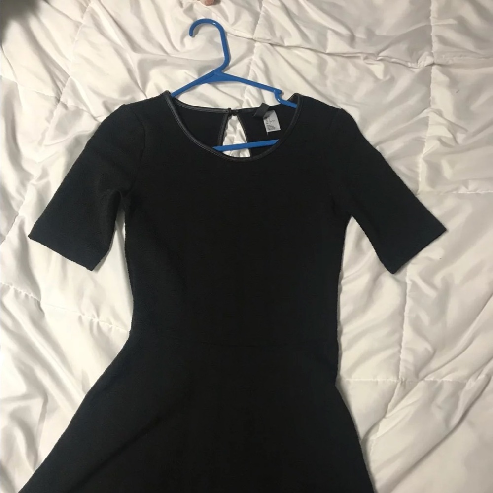 Black short-sleeved dress